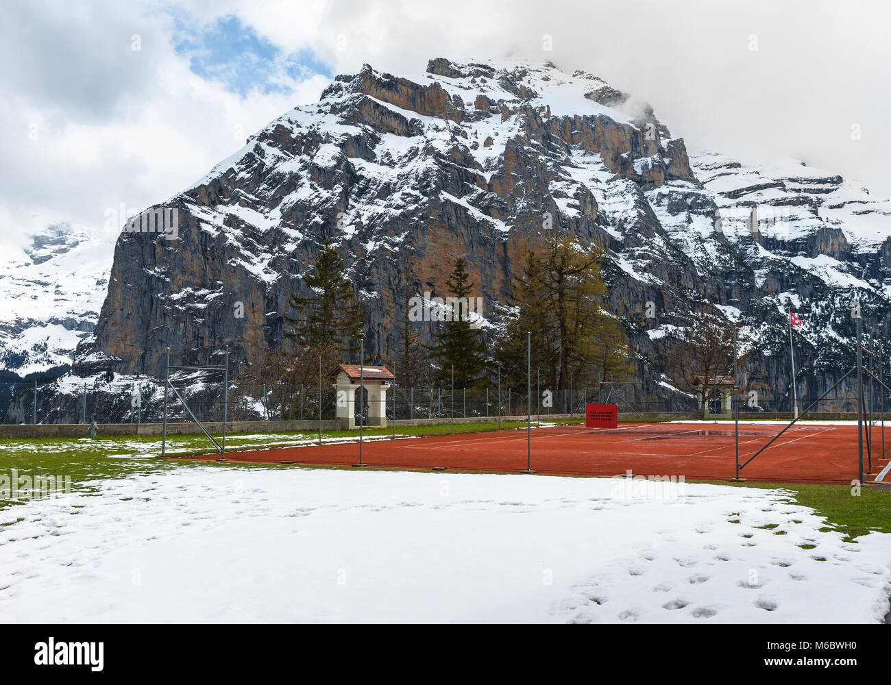 Campo da tennis nel villaggio di Murren nelle alpi svizzere Foto Stock