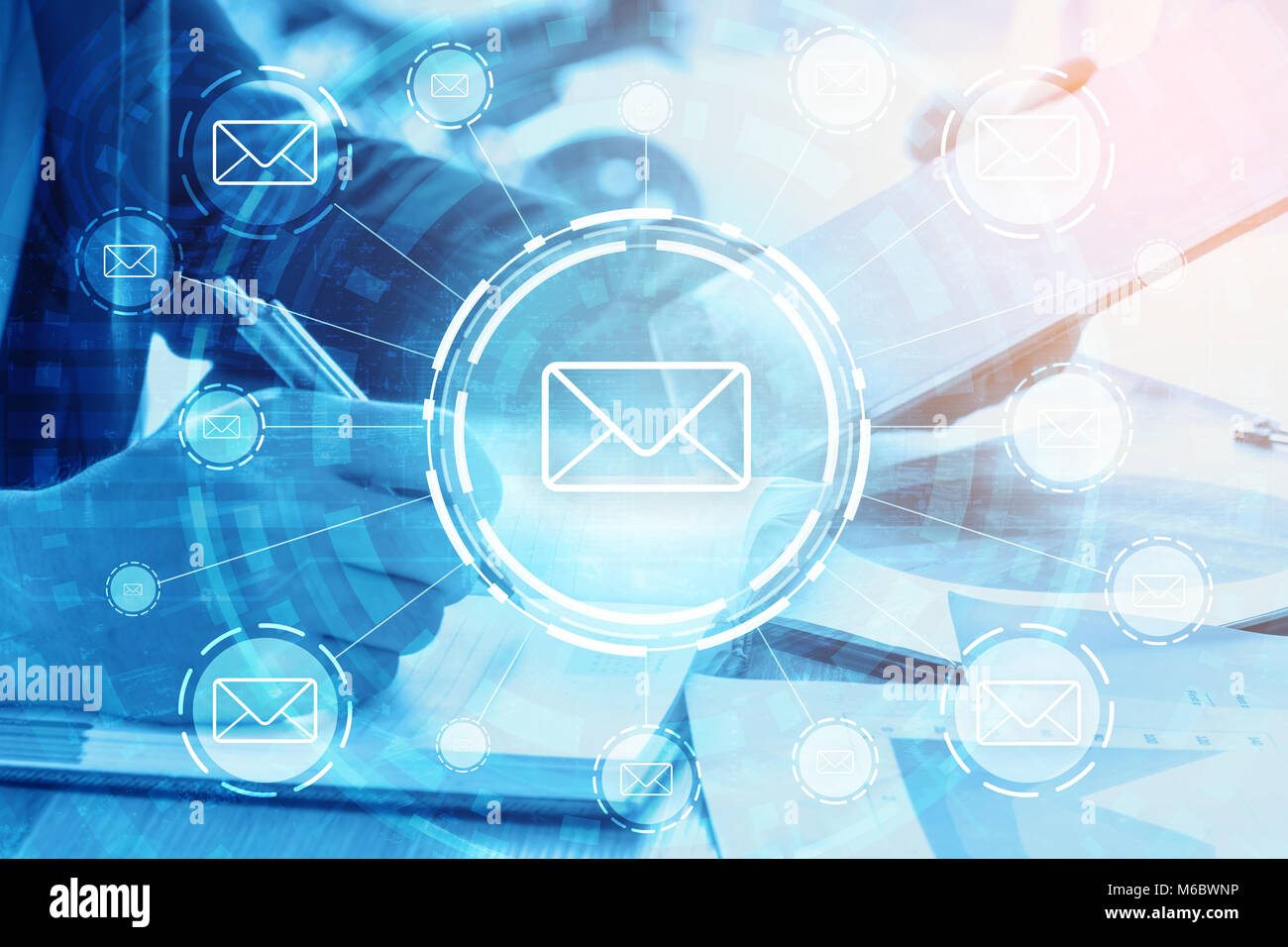 La doppia esposizione imprenditore scrive piano aziendale di posta elettronica e il concetto di rete Foto Stock