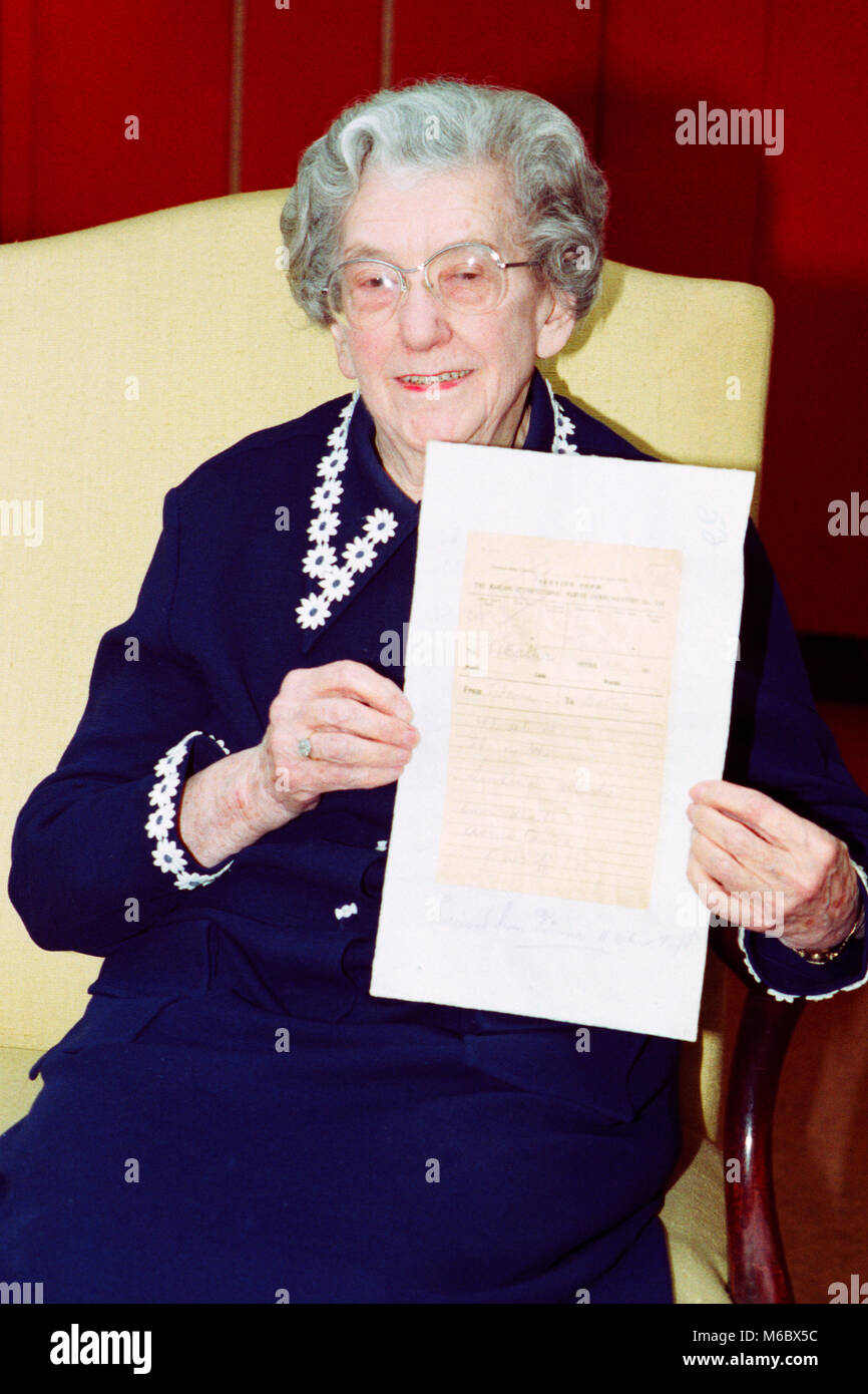 Eva Hart, 87, uno degli ultimi superstiti del Titanic, contiene un segnale di emergenza inviati dal naufragio della nave. Il segnale è parte di un asta di cimeli del Titanic che si terrà il 14 aprile, l'ottantesimo anniversario della tragedia. Foto Stock