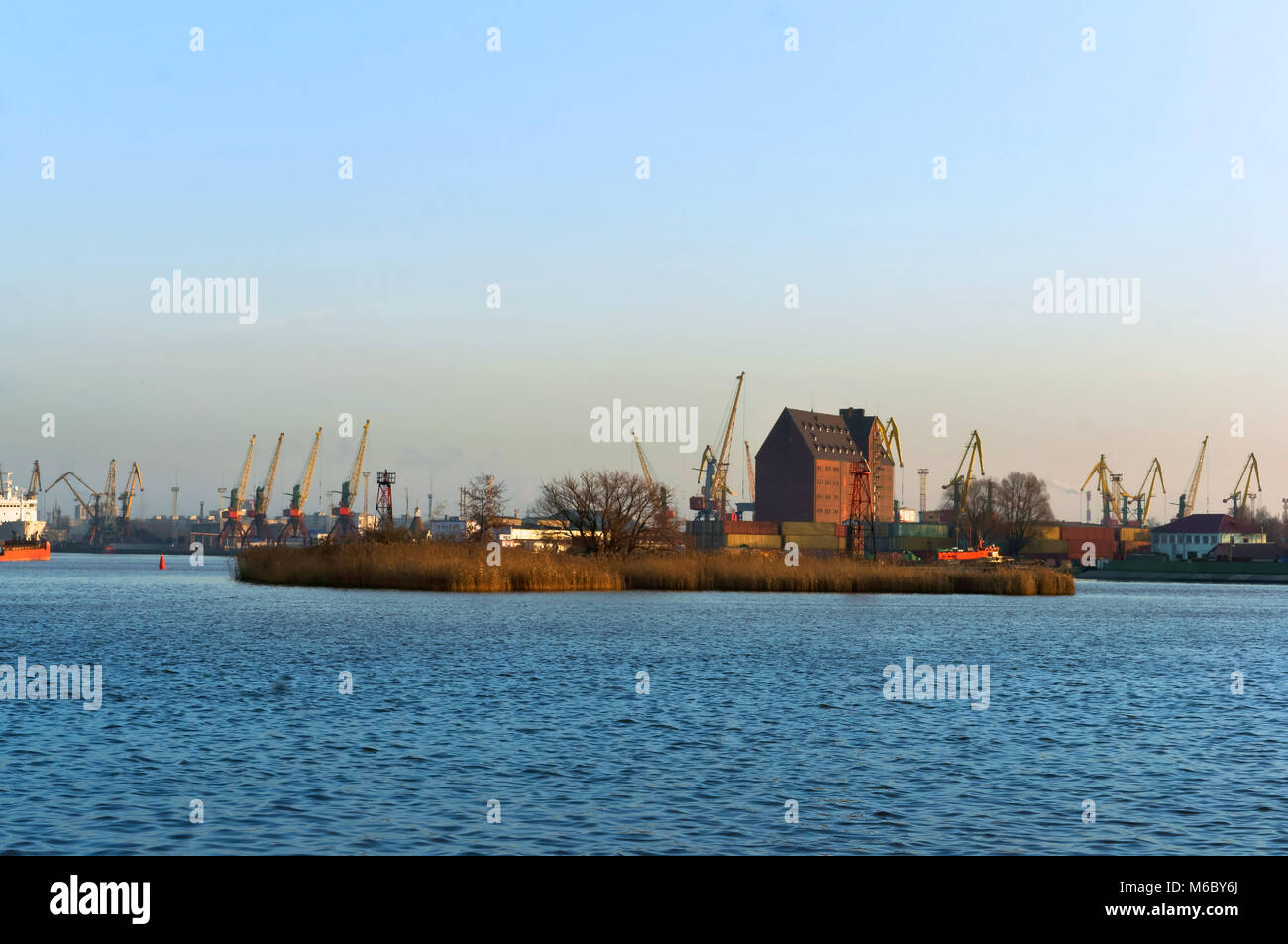 Gru portuali, porta a mare Kaliningrad, gantry crane, privo di ghiaccio porto russo sul Mar Baltico Foto Stock