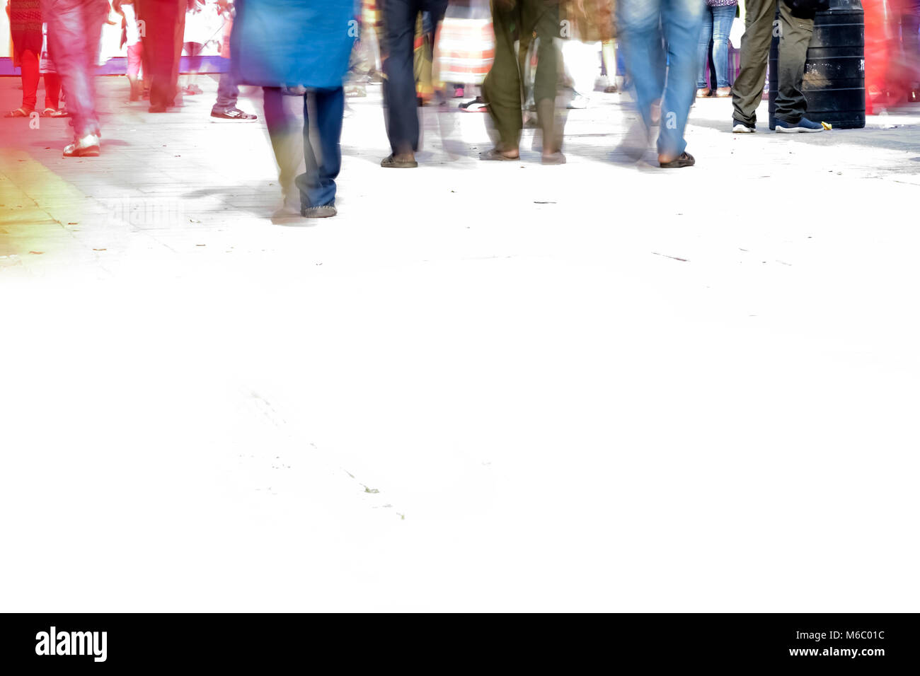 I pedoni camminano su sfondo bianco. Ora di punta della vita cittadina a piedi. Foto Stock