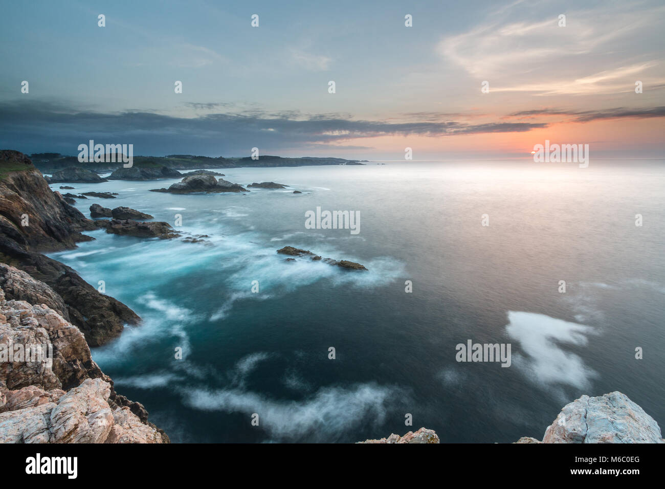 I tramonti sul mare delle coste e spiagge della Galizia e delle Asturie non hanno nulla da invidiare alle altre parti del mondo dove i colori spettacolari Foto Stock