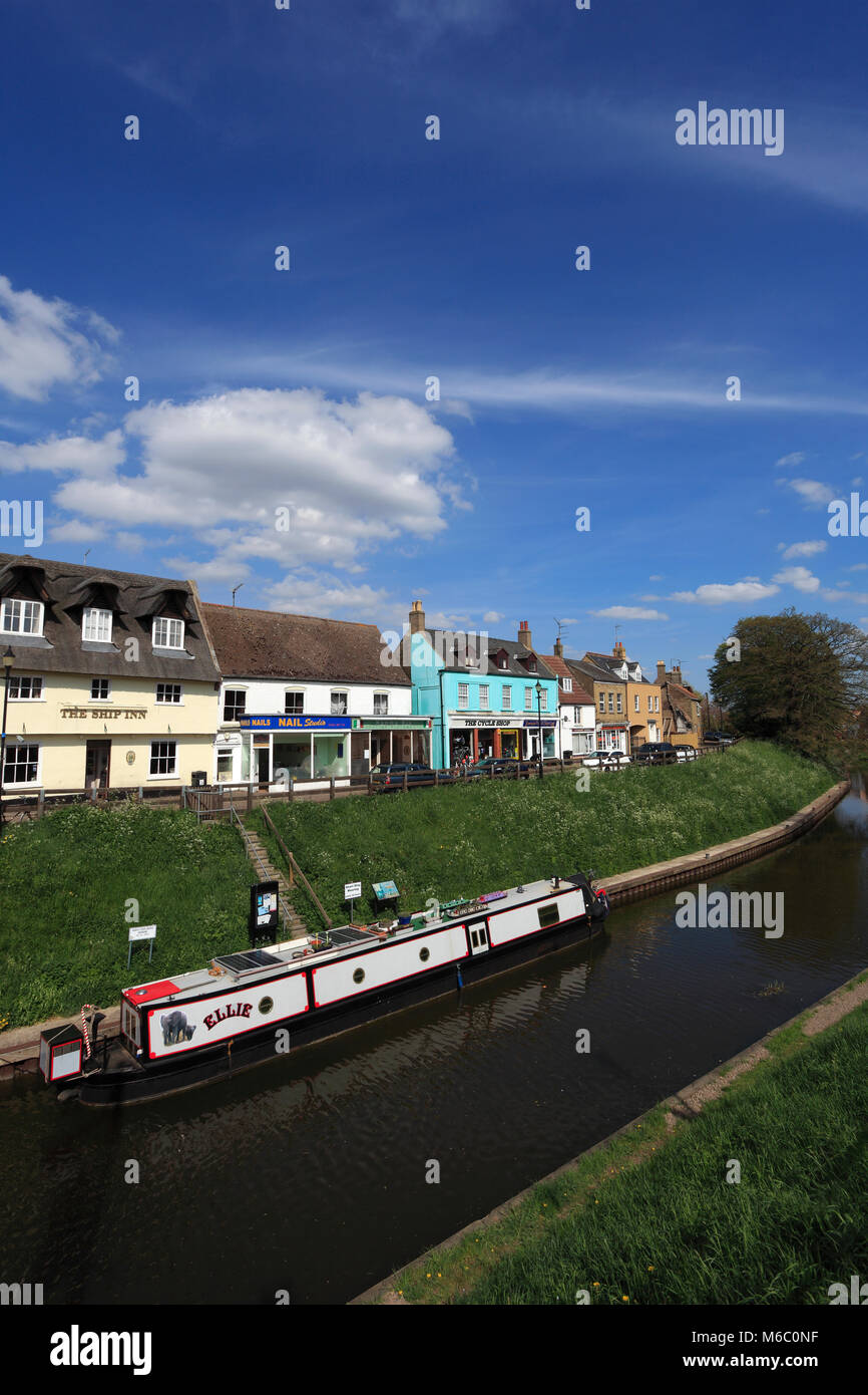 Narrowboat sul fiume Nene, marzo town, Cambridgeshire; l'Inghilterra, Regno Unito Foto Stock