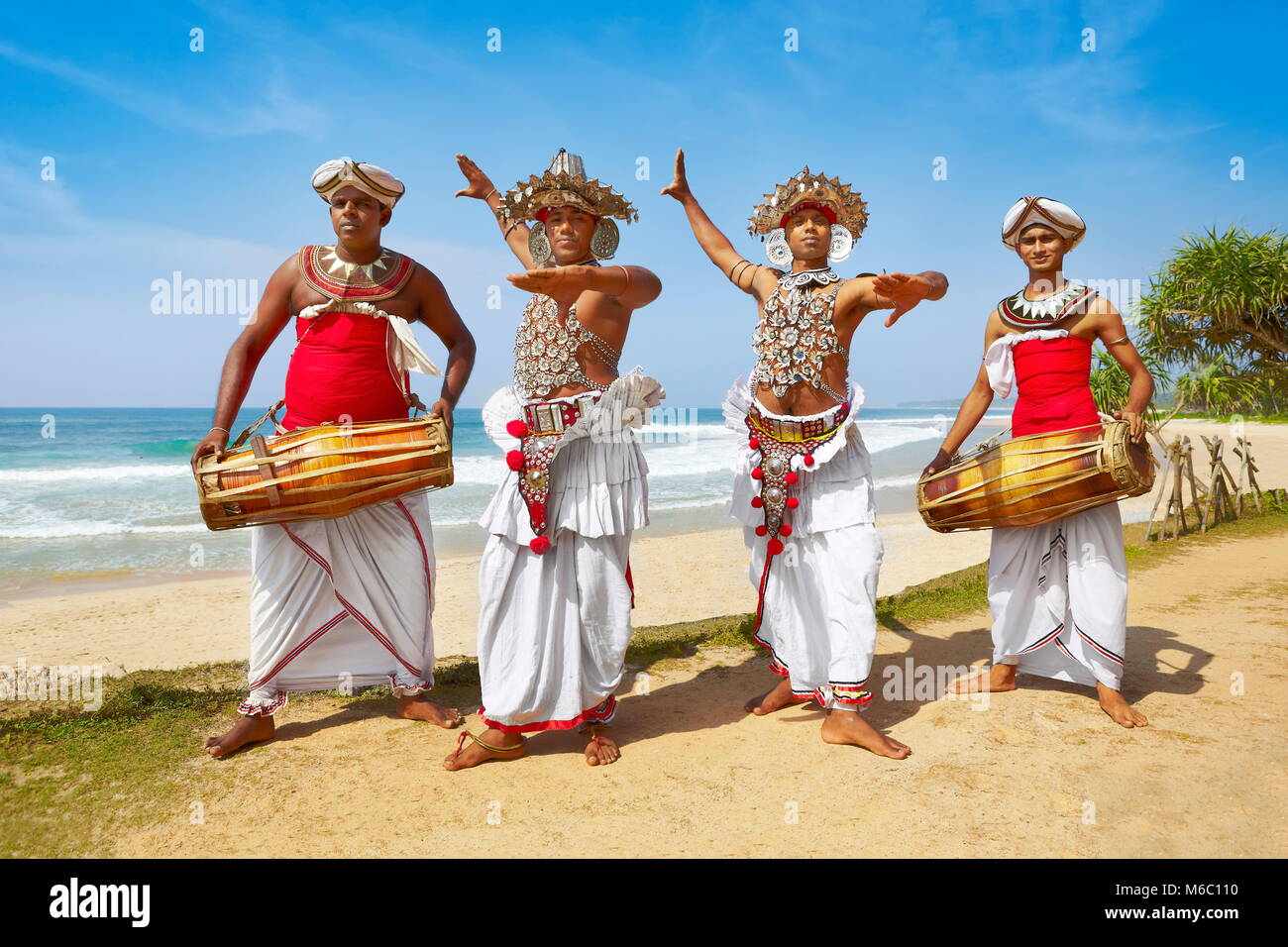 Gruppo di ballerini maschi in costumi tradizionali, Sri Lanka Foto Stock