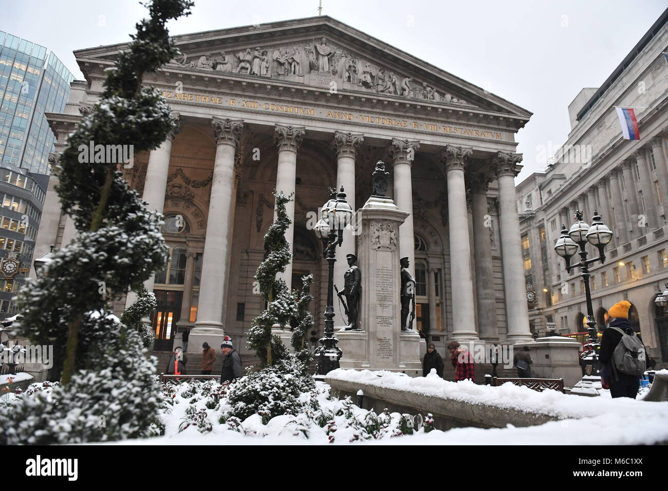 Una vista delle truppe di Londra War Memorial e il Social Stock Exchange presso la banca nella City di Londra, come le condizioni climatiche severe continuare. Foto Stock