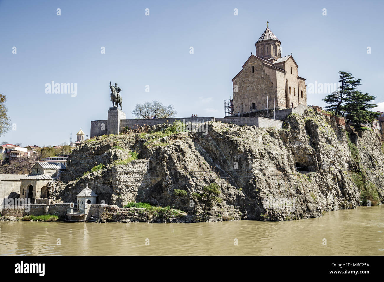 Monumento a Tsar Vakhtang Gorgasal vicino alla antica fortezza del XIII secolo a Tbilisi, Georgia. Vista dal fiume Kura. Aprile 17, 2015 Foto Stock