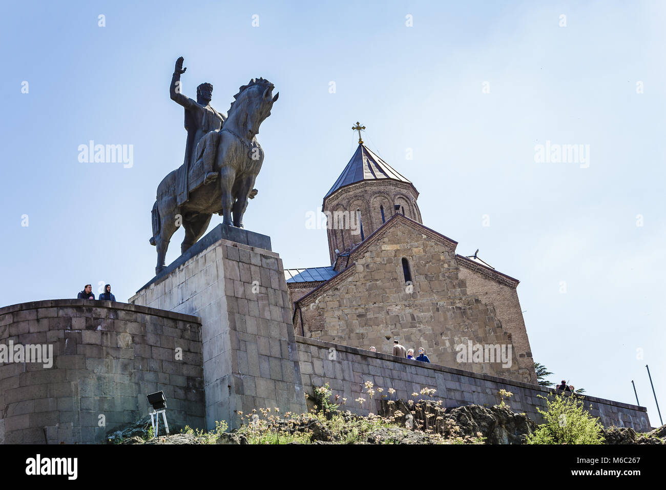 Monumento a Tsar Vakhtang Gorgasal vicino alla antica fortezza del XIII secolo a Tbilisi, Georgia. Aprile 17, 2015 Foto Stock
