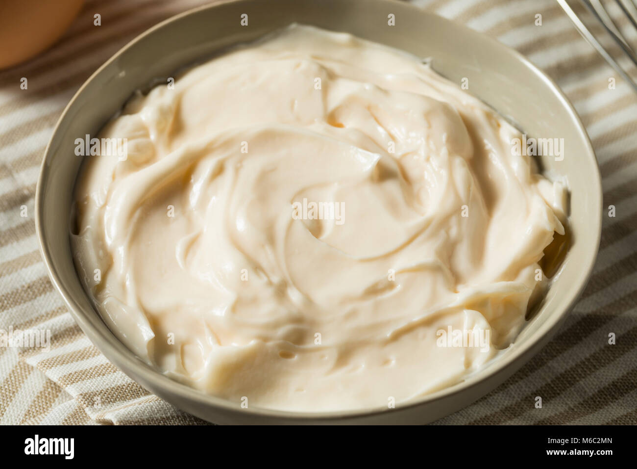 Organico sani la maionese fatta in casa in una ciotola Foto Stock