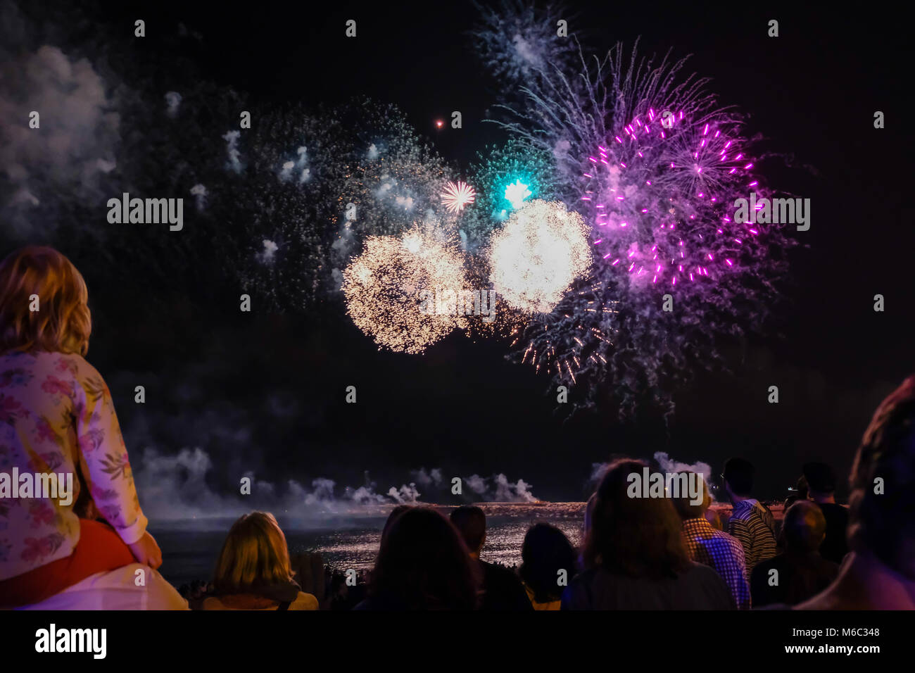 Barcellona, Spagna: 23 Settembre 2017: la gente sta guardando il grande fuochi artificiali a costa di Barcellona, Spagna durante la Mercè Festival, una grande festa per tutta la città al culto del santo patrono Mercè. Foto Stock