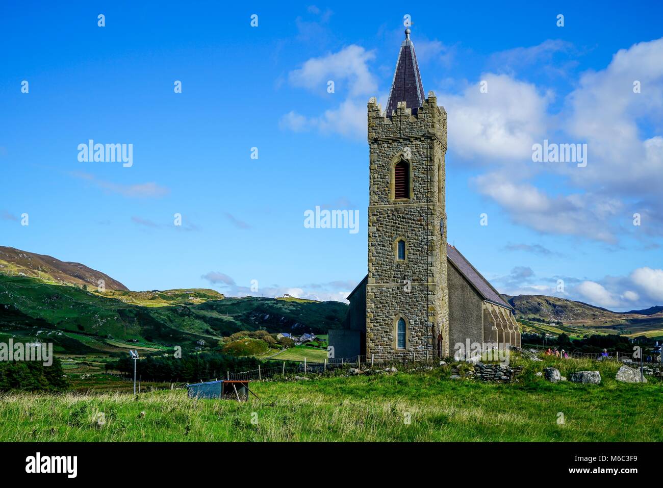 La pietra permanente è chiamato un Turas è stato creato tra l ottavo e il nono secolo sorge al di fuori della Chiesa di Irlanda in Glencolmcille. Foto Stock