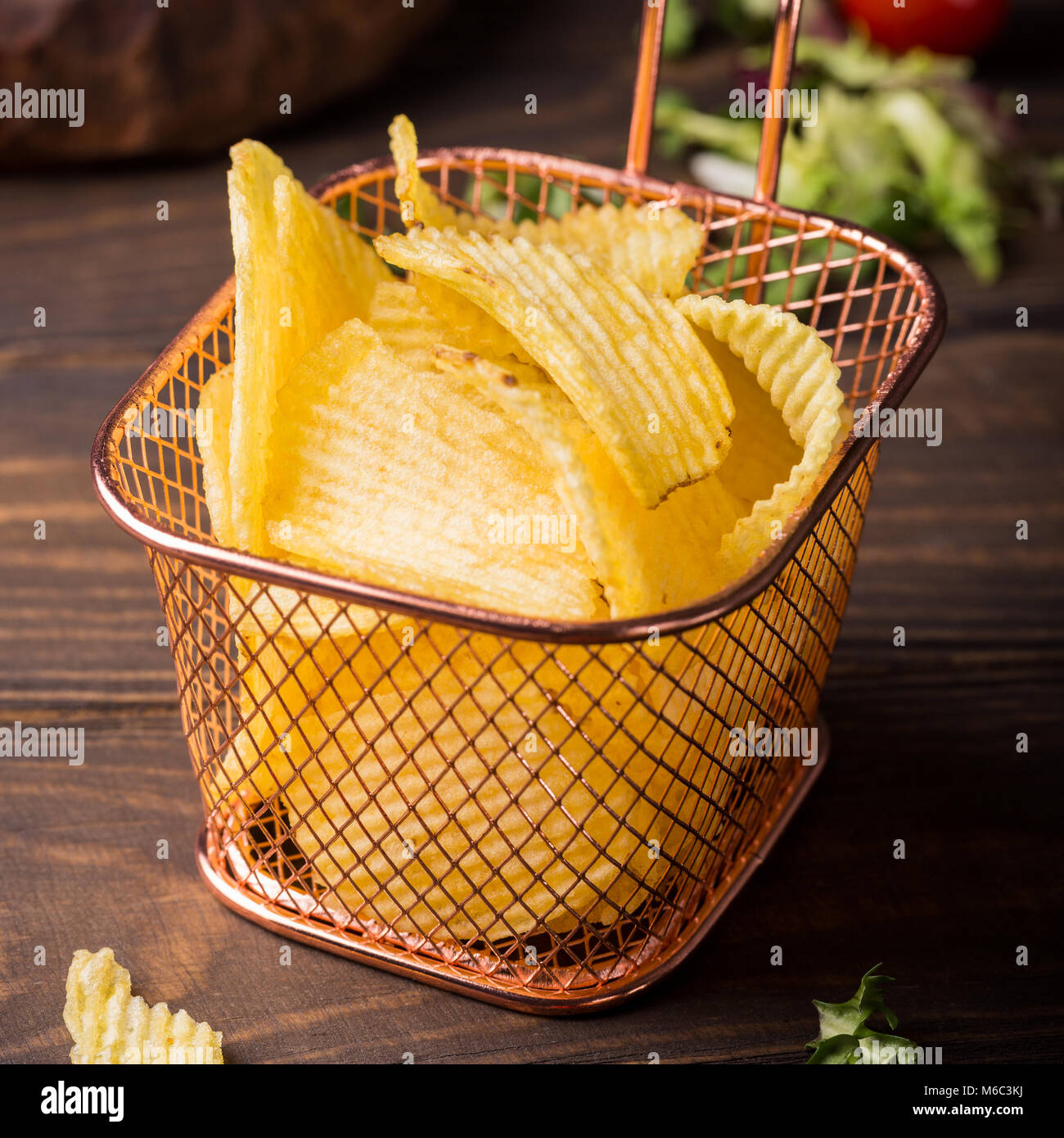 Croccanti patatine nel cestello in rame Foto Stock