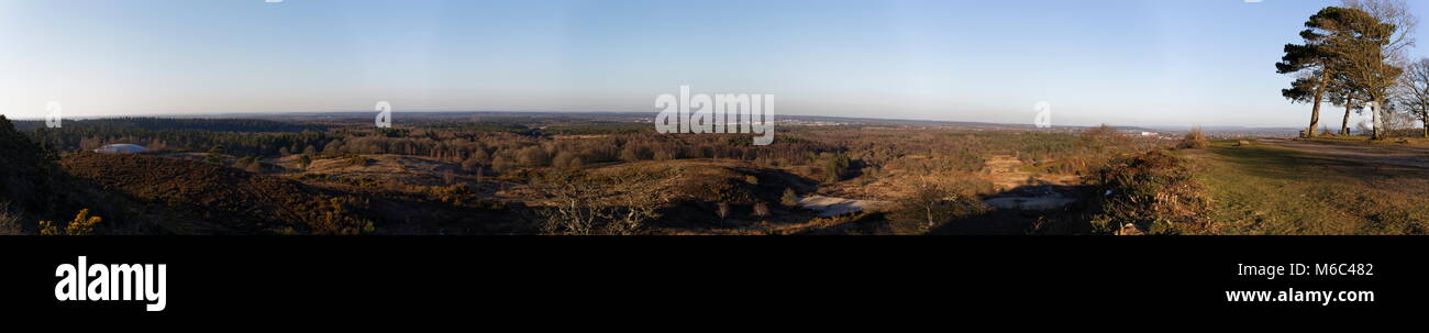 Vista panoramica da Caesar's Camp un età di ferro hill fort a cavallo del confine delle contee di Surrey e Hampshire in Inghilterra del sud. Foto Stock