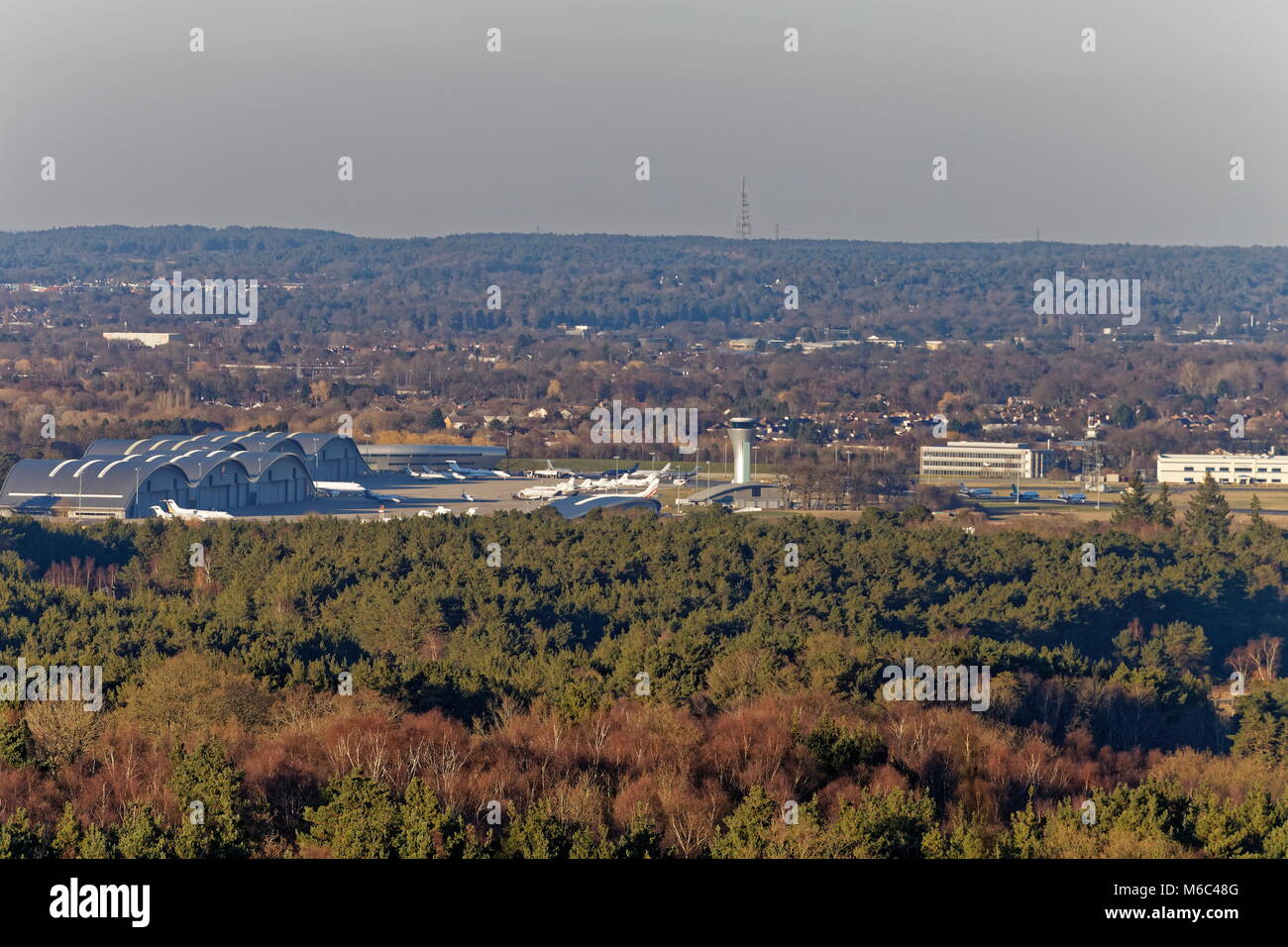 Vista di Farnborough Aeroporto da Caesar's Camp un età di ferro hill fort a cavallo del confine delle contee di Surrey e Hampshire in Inghilterra del sud Foto Stock