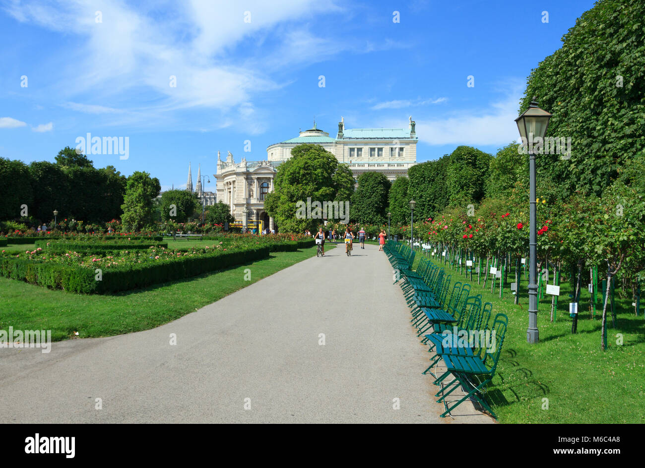 VIENNA, Austria - 23 luglio 2017:Vista del Burgtheater, austriaco teatro nazionale sul parco Volksgarten di Vienna in Austria. Foto Stock