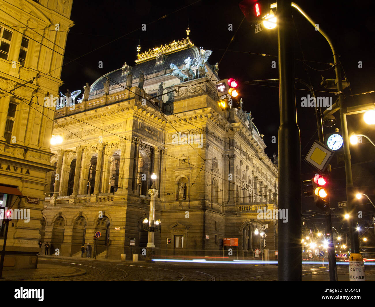 Praga Repubblica Ceca, febbraio 16, 2012 Teatro Nazionale di Praga di notte Foto Stock