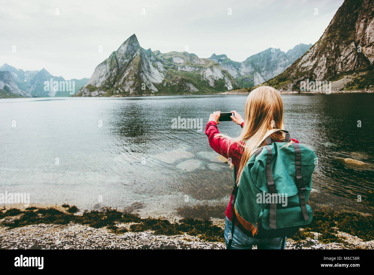 Ragazza turistica prendendo foto tramite smartphone escursioni isole Lofoten Travel lifestyle wanderlust concetto outdoor avventura vacanze estive in Norvegia Foto Stock