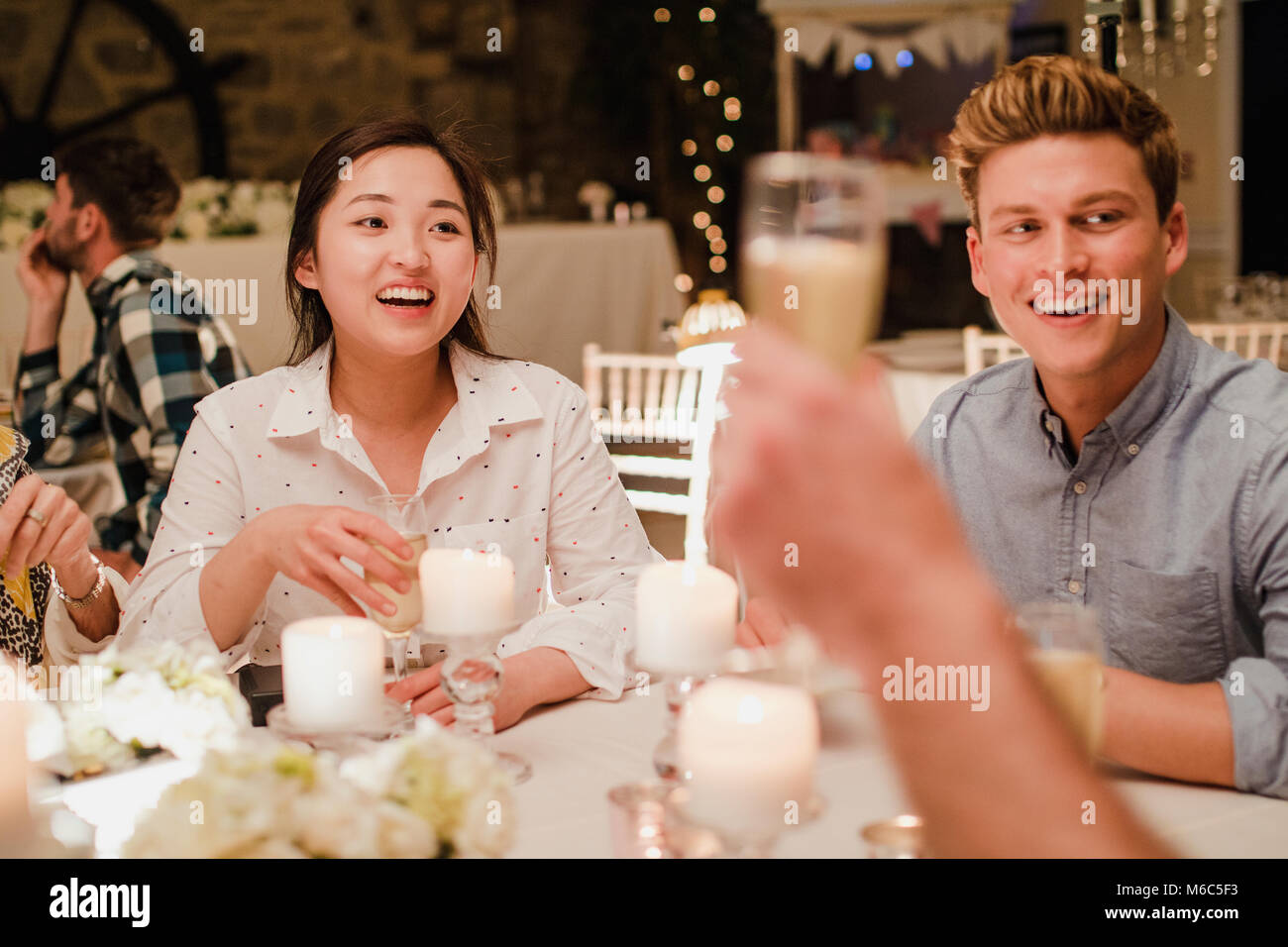 Gli ospiti dei matrimoni sono socializzare presso la cena. Foto Stock