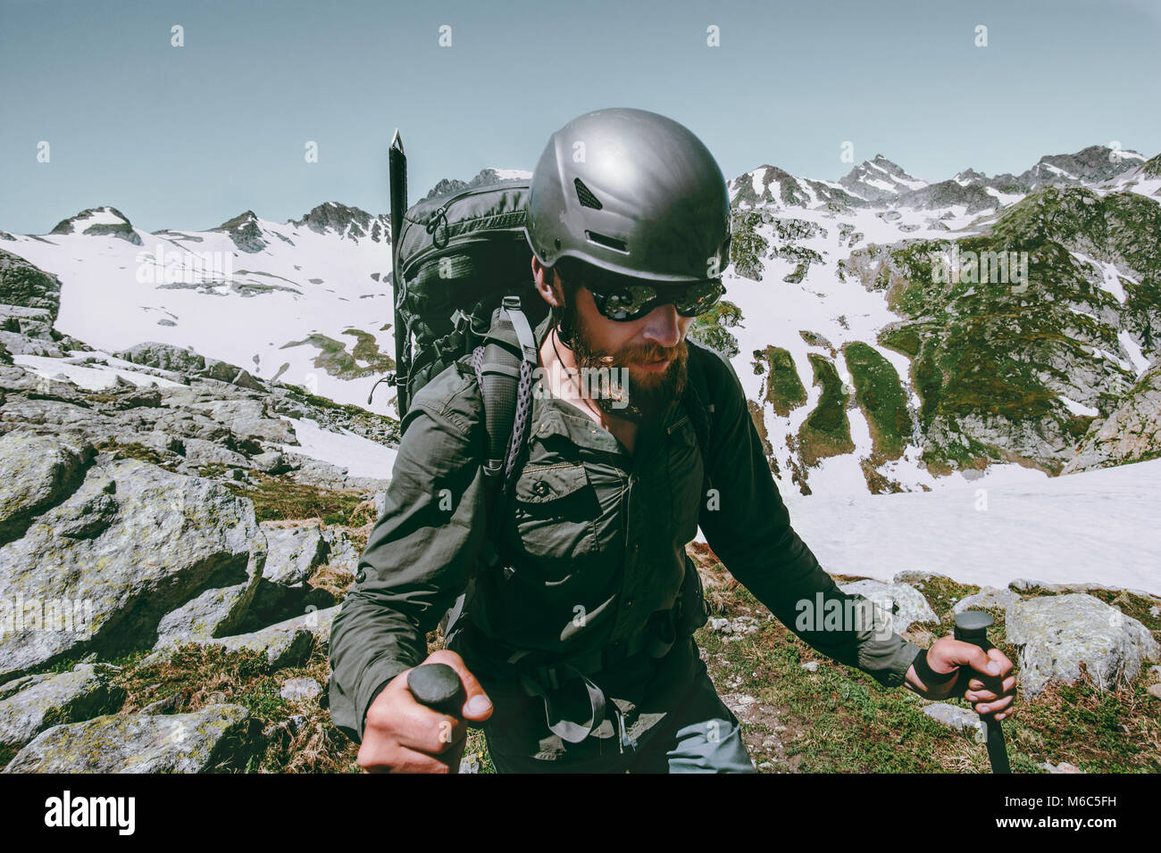L'uomo avventuriero con zaino scalare montagne spedizione la sopravvivenza di viaggio il concetto di stile di vita all'aperto di avventura vacanze attive Foto Stock