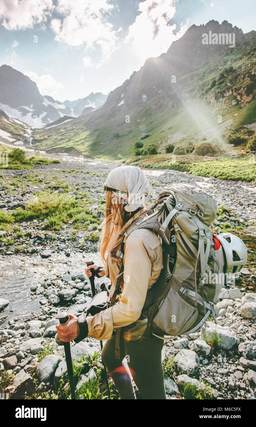 La donna gli escursionisti in montagna viaggi avventura il concetto di stile di vita attivo vacanze estate sport outdoor Foto Stock