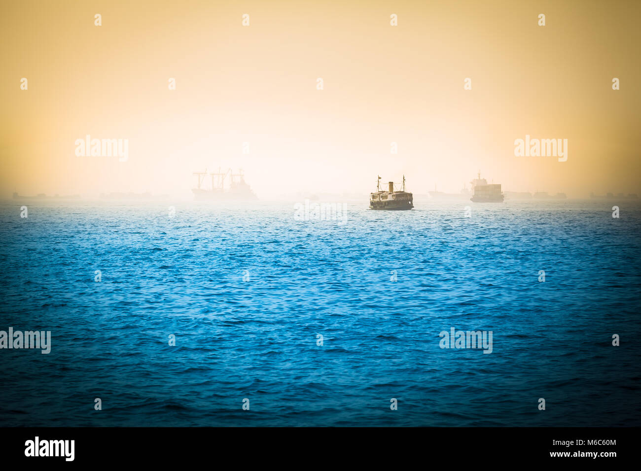 Luce Vintage falloff vista mare orizzonte con navi differenti nella distanza (copia spazio) Foto Stock