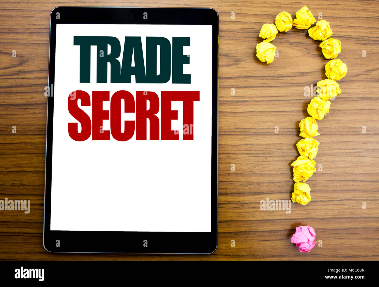 La parola, la scrittura al segreto commerciale. Il concetto di business per la protezione dei dati scritti su tablet, sfondo con punto interrogativo sull'estremità. Foto Stock