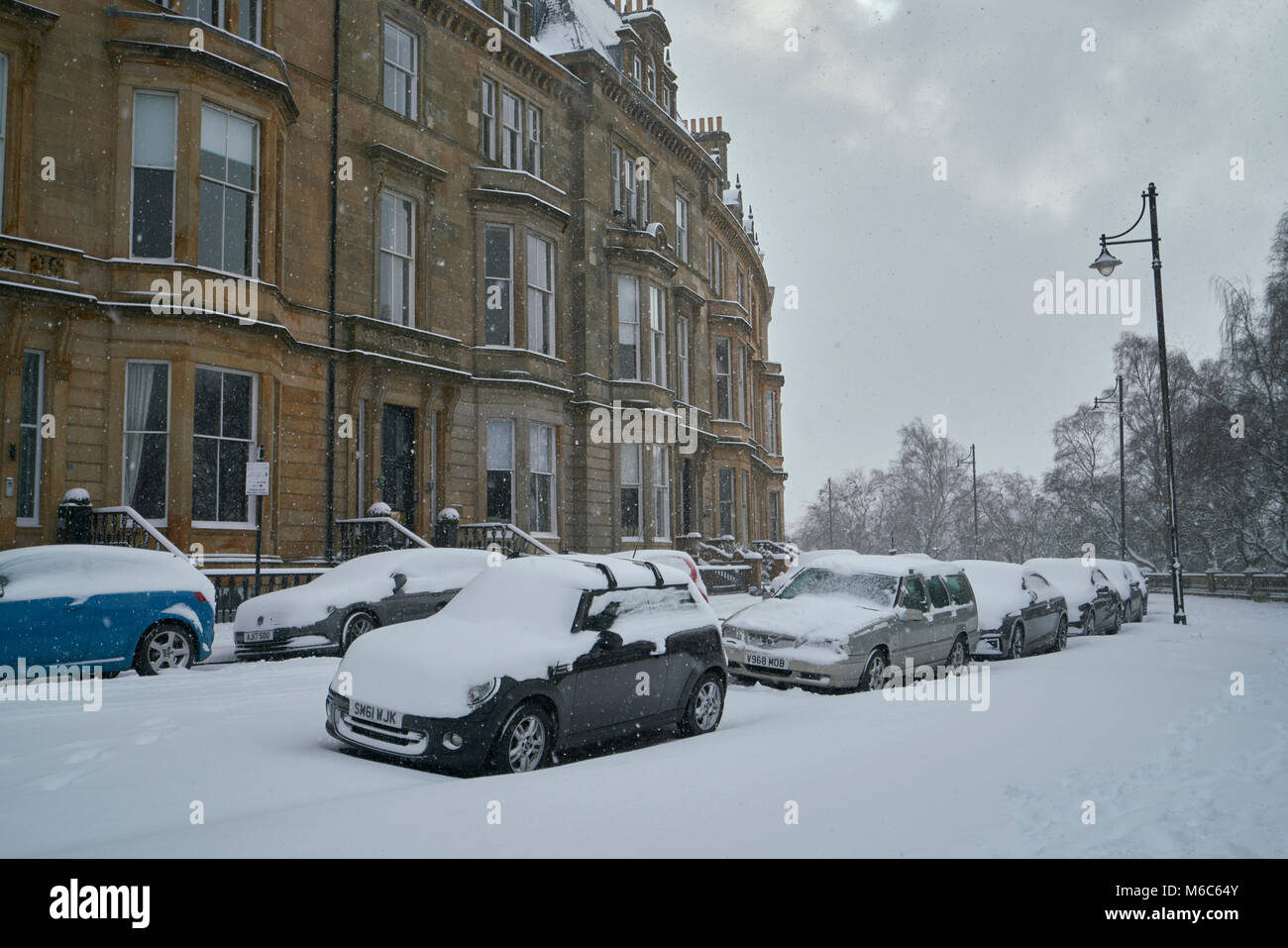 Neve pesante bloccando il Park Terrace Lane in Glasgow Foto Stock