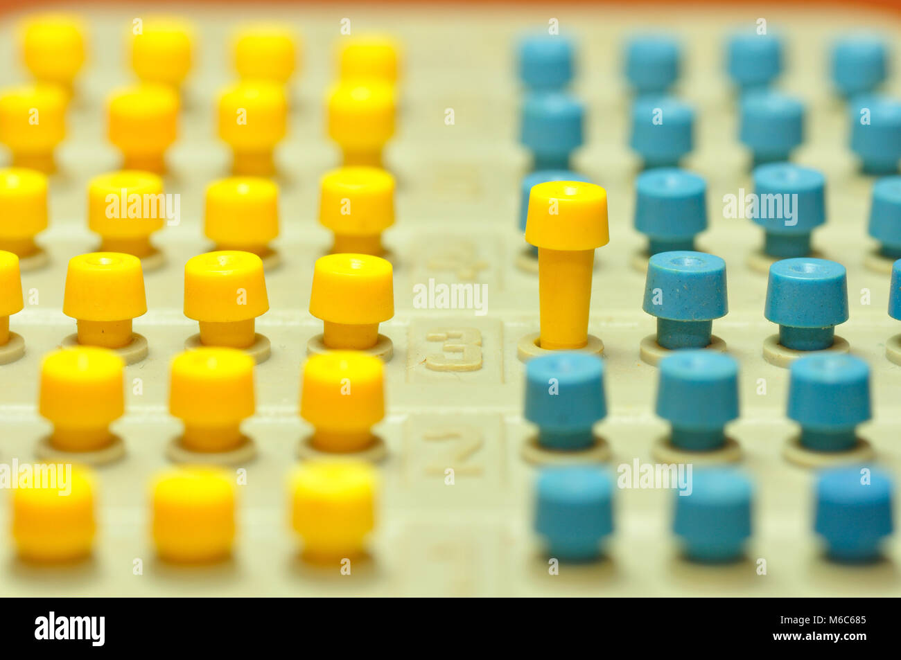 Pioli del gioco di logica ordinati in righe per diversi concetti. Foto Stock