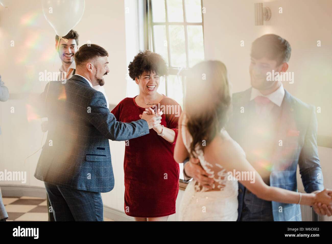 Primo partner ballo di nozze. Tutte le coppie ballano insieme con la sposa e lo sposo. Foto Stock