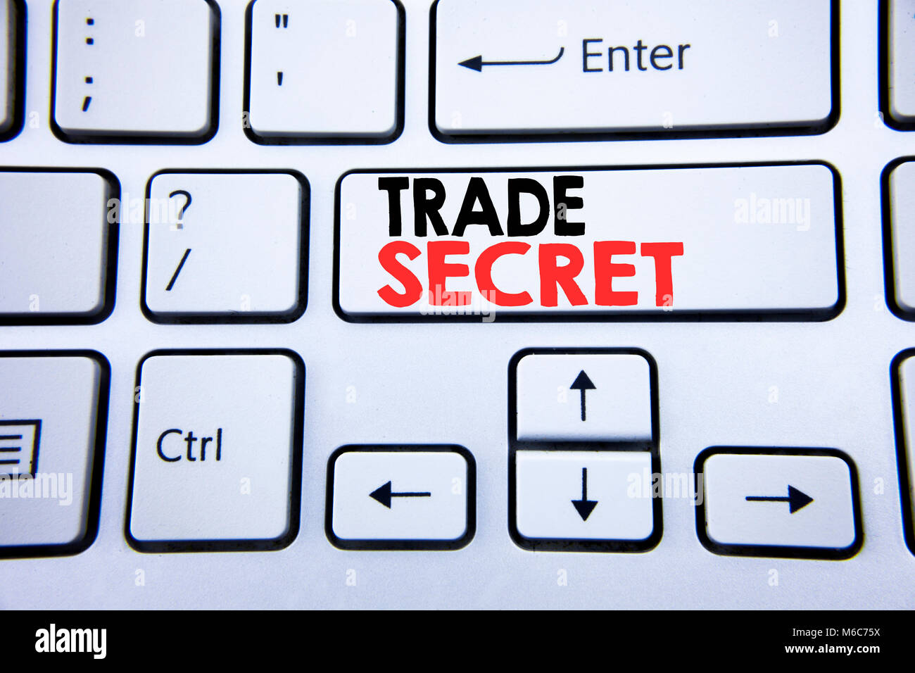 La parola, la scrittura al segreto commerciale. Il concetto di business per la protezione dei dati scritti su bianco tasto della tastiera con copia spazio. Vista superiore Foto Stock