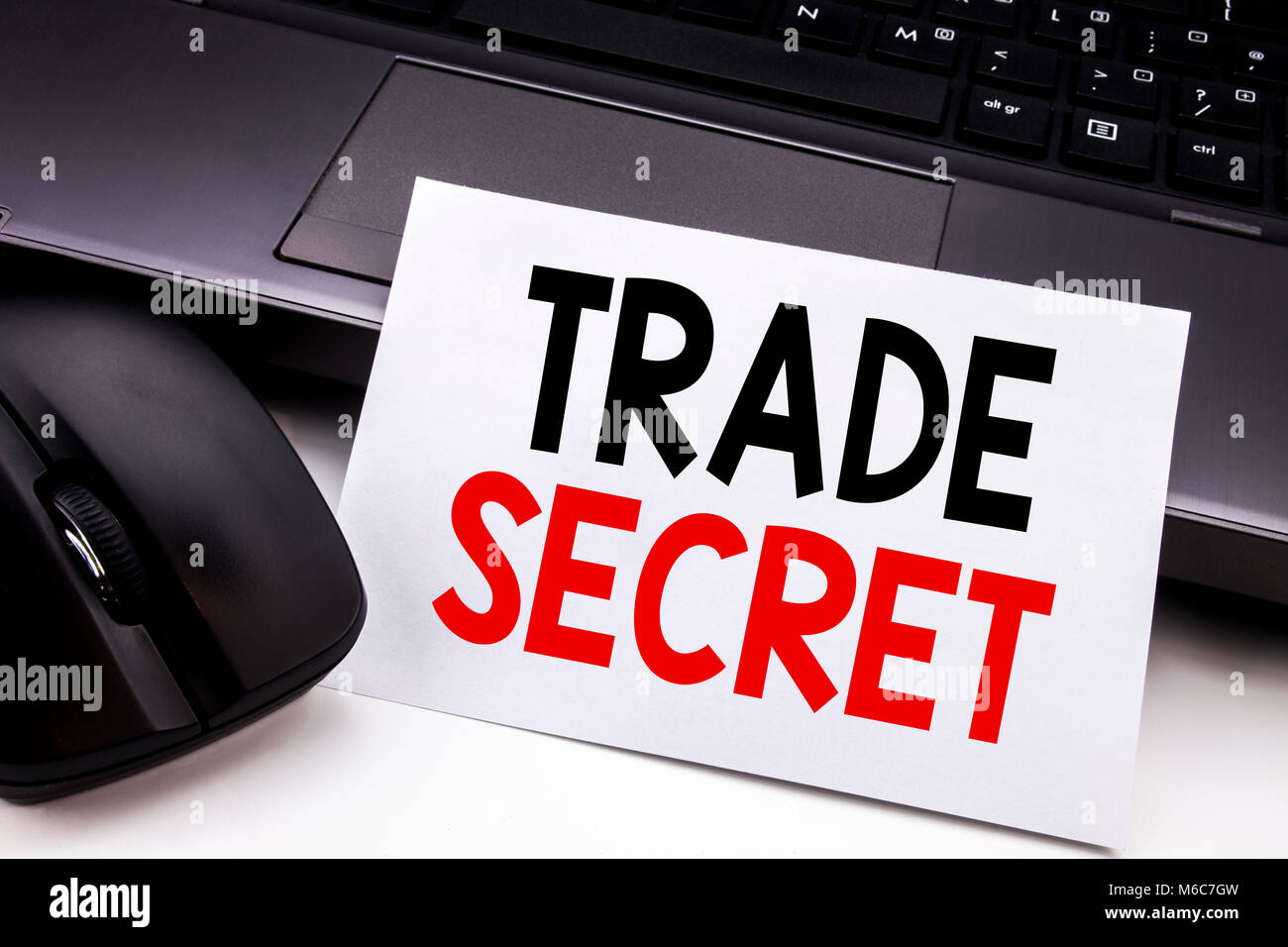 Mano concettuale di scrittura di testo Didascalia ispirazione che mostra il segreto commerciale. Il concetto di business per la protezione dei dati scritti su una nota adesiva carta su black keyb Foto Stock