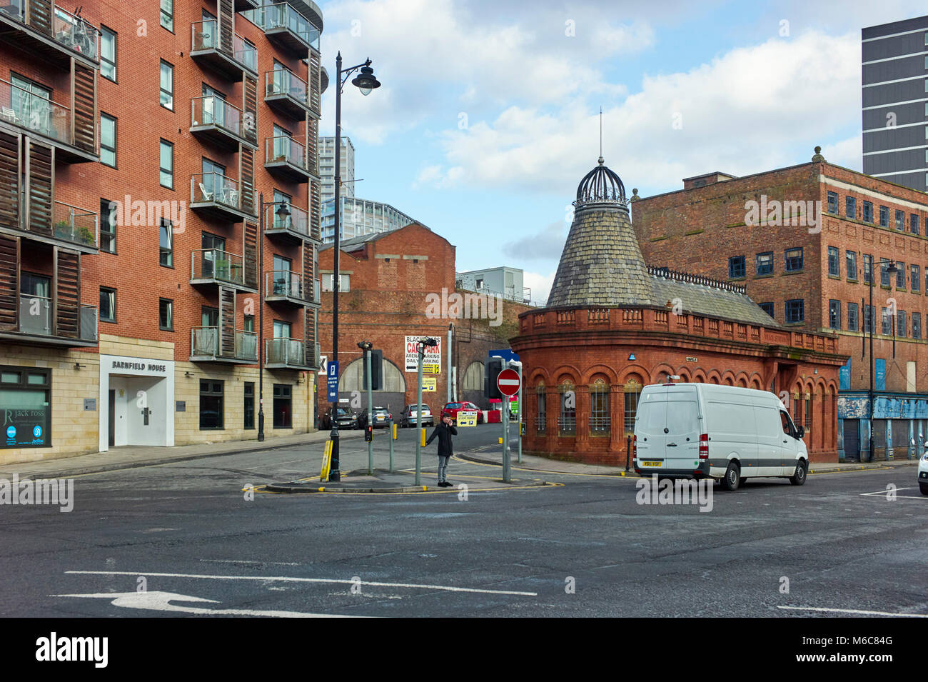 SJ8398 34, Manchester, angolo di Chapel Street e Blackfriars Road Foto Stock
