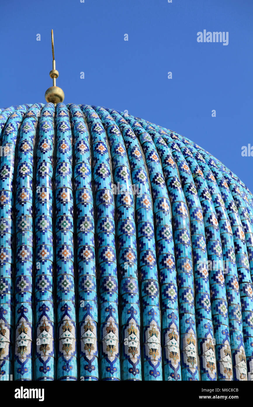 Piastrellate cupola di una moschea con un Golden Crescent Moon su un cielo chiaro frne Foto Stock