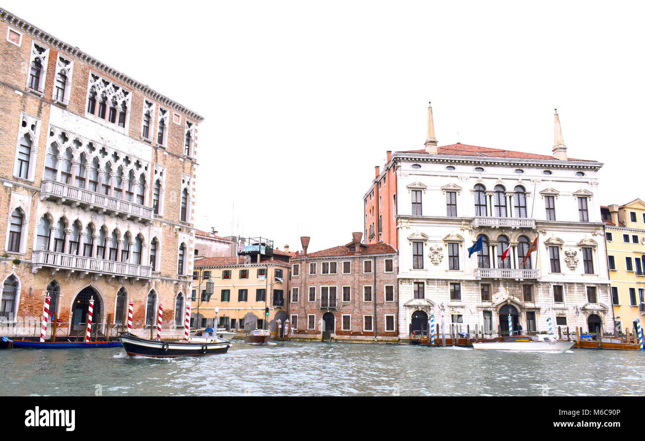 Un giorno di inizio estate sul Grand Canal, Venezia Italia con gondole e un cielo pallido riflesso nell'acqua. La mattina presto con nessun turista o nativi. Foto Stock
