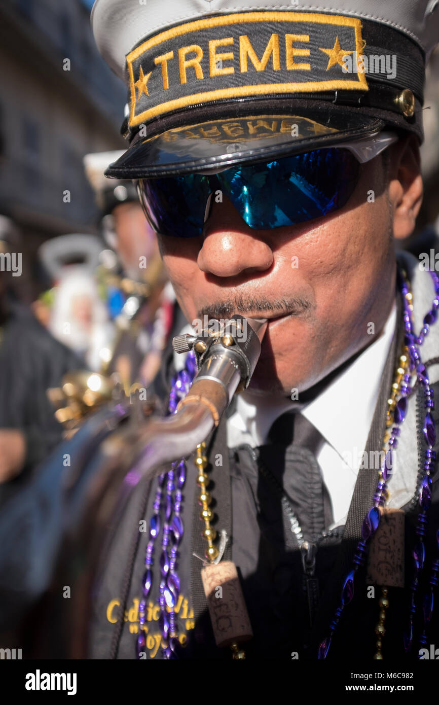 Musicista jazz che partecipano al Krewe di sughero Mardi Gras Parade, New Orleans, Louisiana, Stati Uniti d'America Foto Stock
