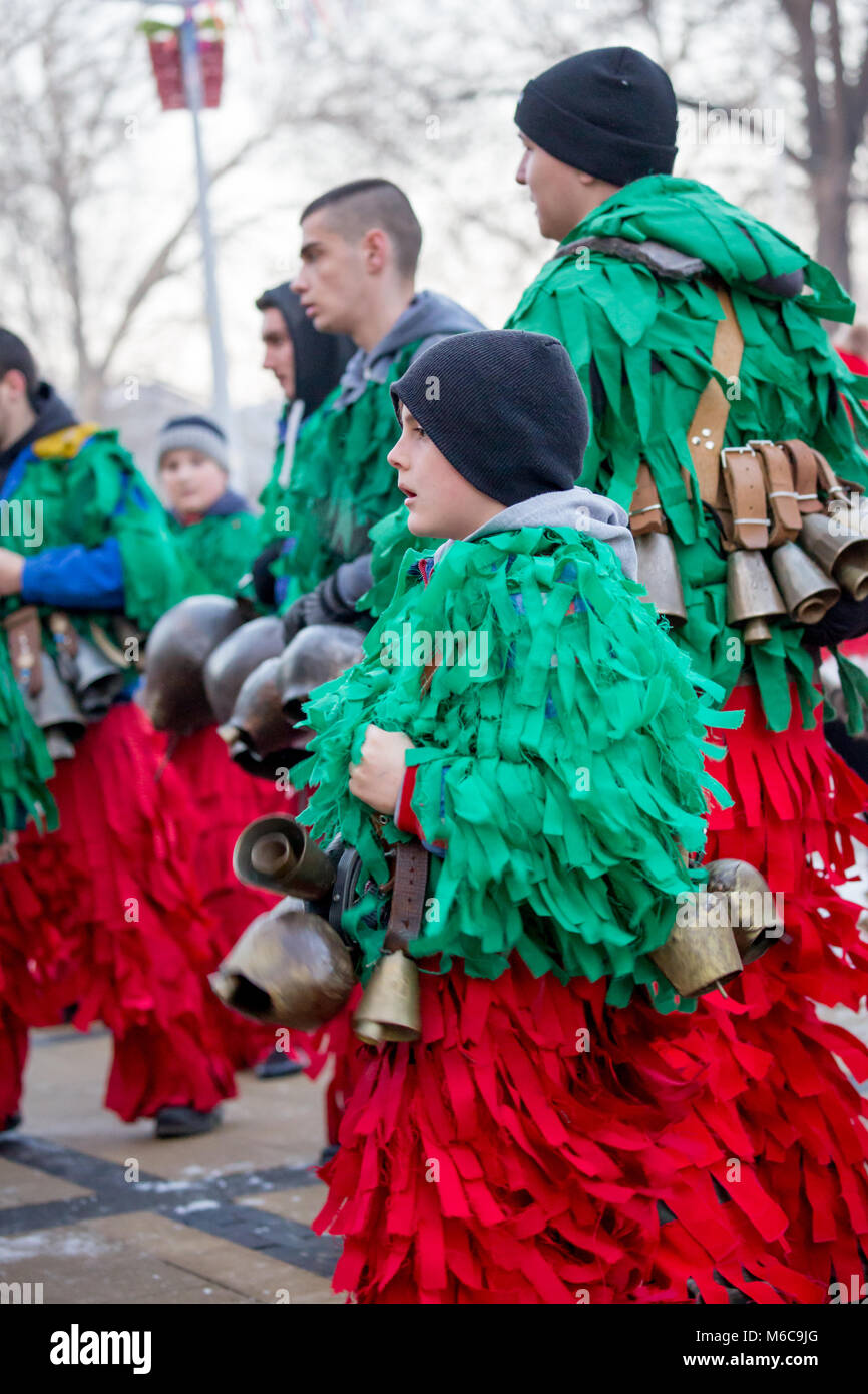 Danza e facendo rumore in estasi con diverse campane in ottone Foto Stock