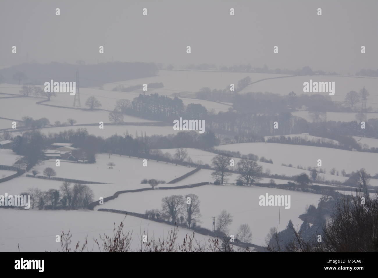 South Herefordshire campagna coperta di neve in condizioni di congelamento dopo forti nevicate invernali meteo nuovamente il cambiamento climatico di isolamento di deriva Foto Stock