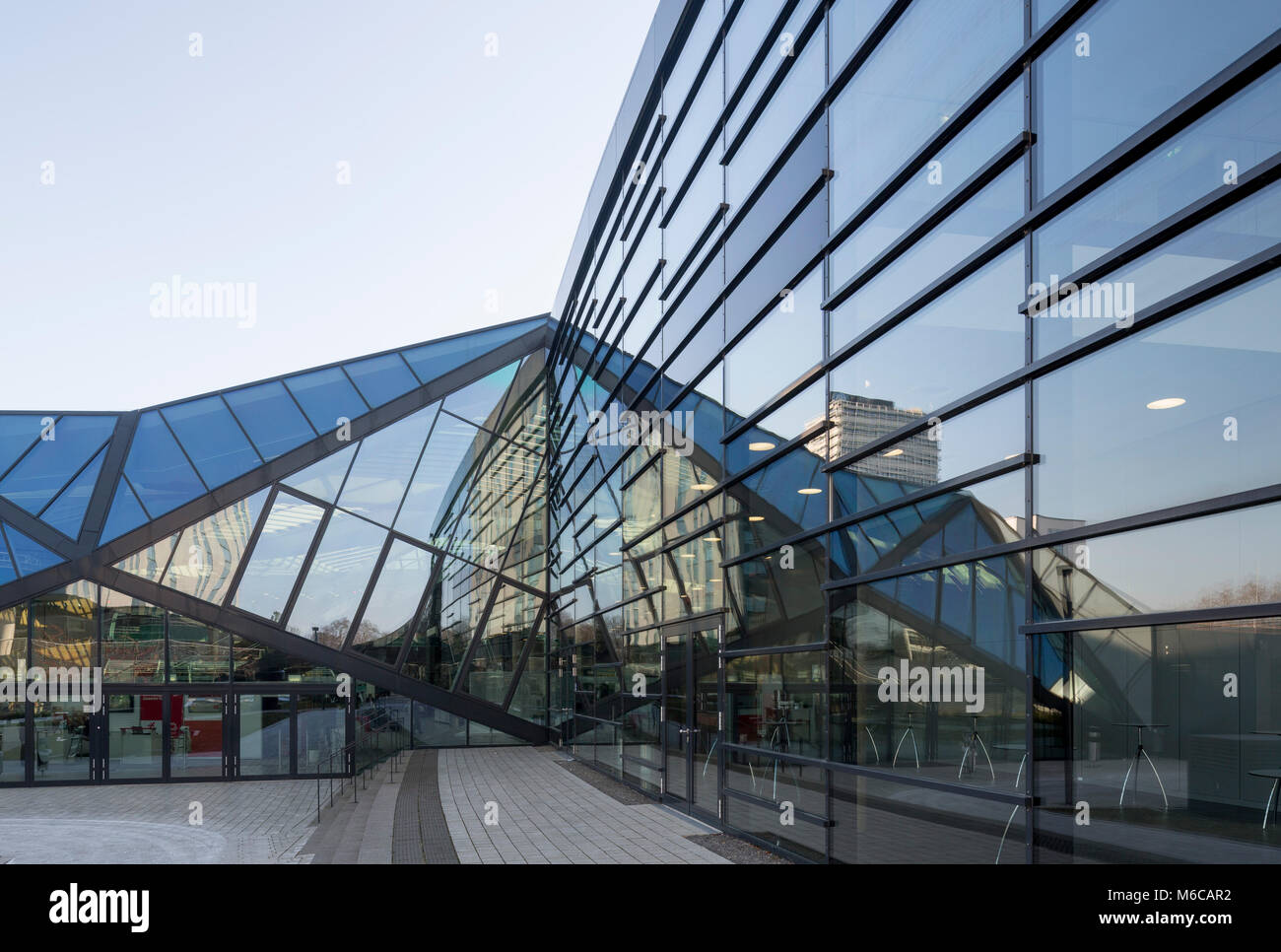 Bonn, Regierungsviertel (Bundesviertel, Parlamentsviertel), Platz der Vereinten Nationen ", im Hintergrund der Posttower, rechts Kongresszentrum mondo C Foto Stock