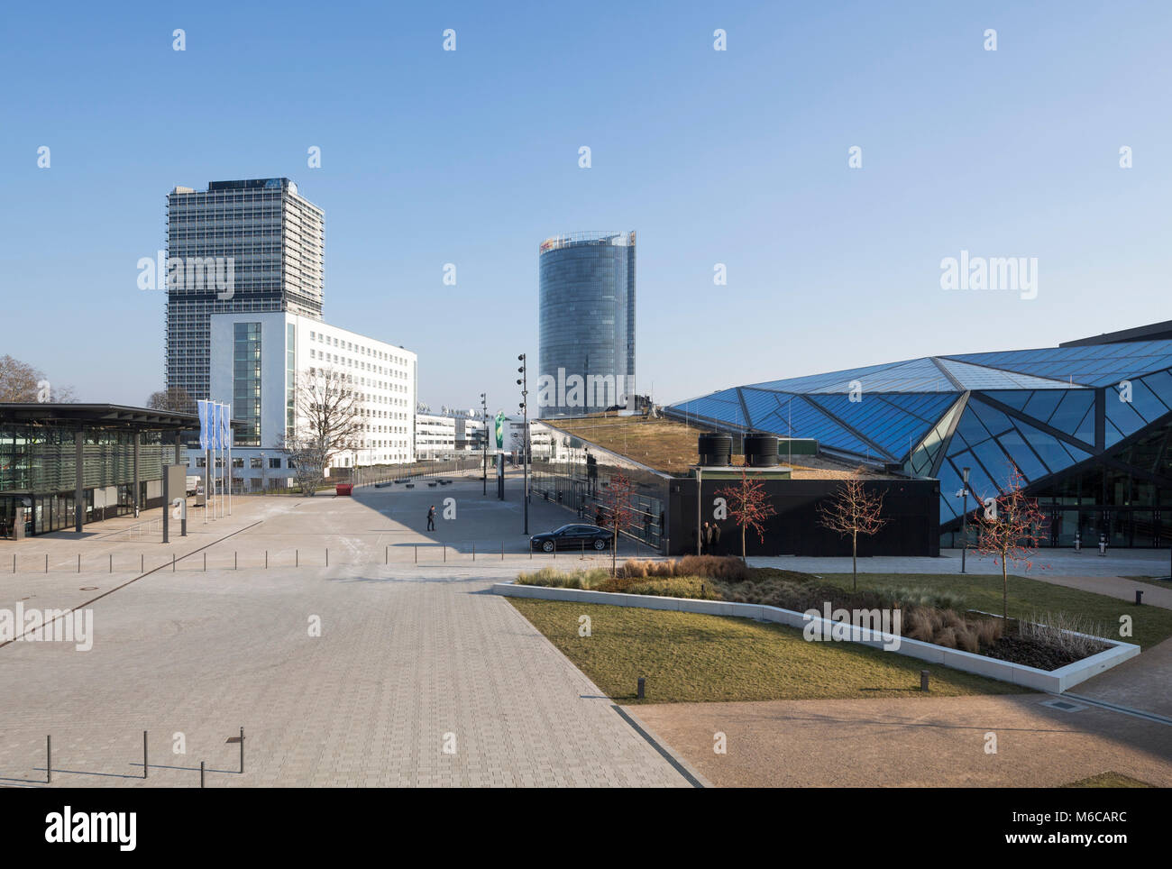 Bonn, Regierungsviertel (Bundesviertel, Parlamentsviertel), Platz der Vereinten Nationen ", Bundeshaus (Parlamento), "Langer Eugen" und Posttower, rechts Kongresszen Foto Stock