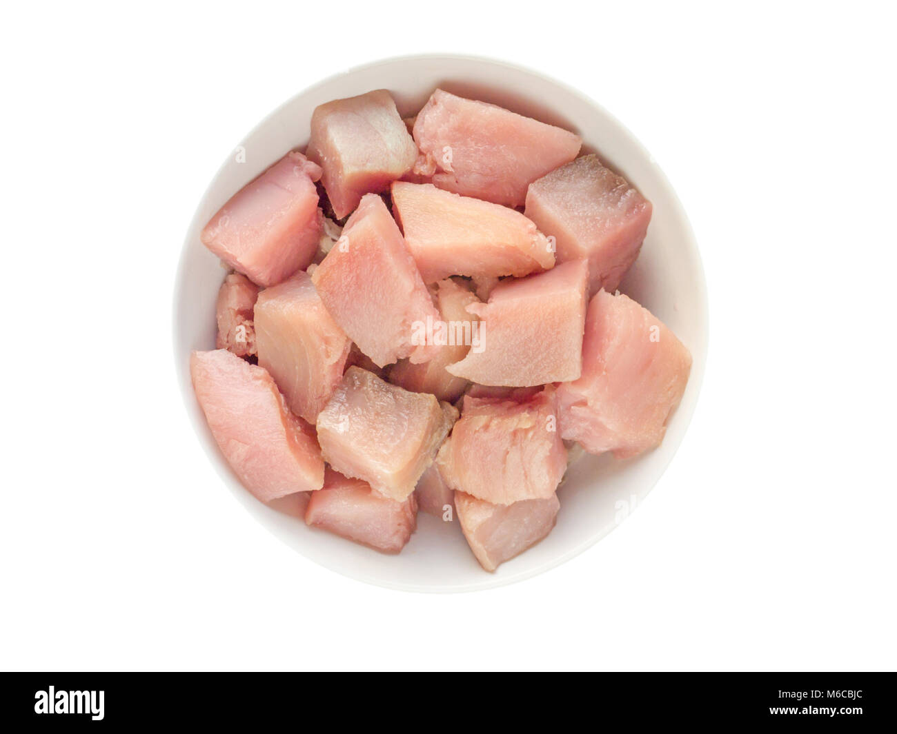 Tonno bianco alalunga Pesce pezzi preparati per marmitaco di cottura della zuppa nella ciotola vista dall'alto isolato su bianco Foto Stock
