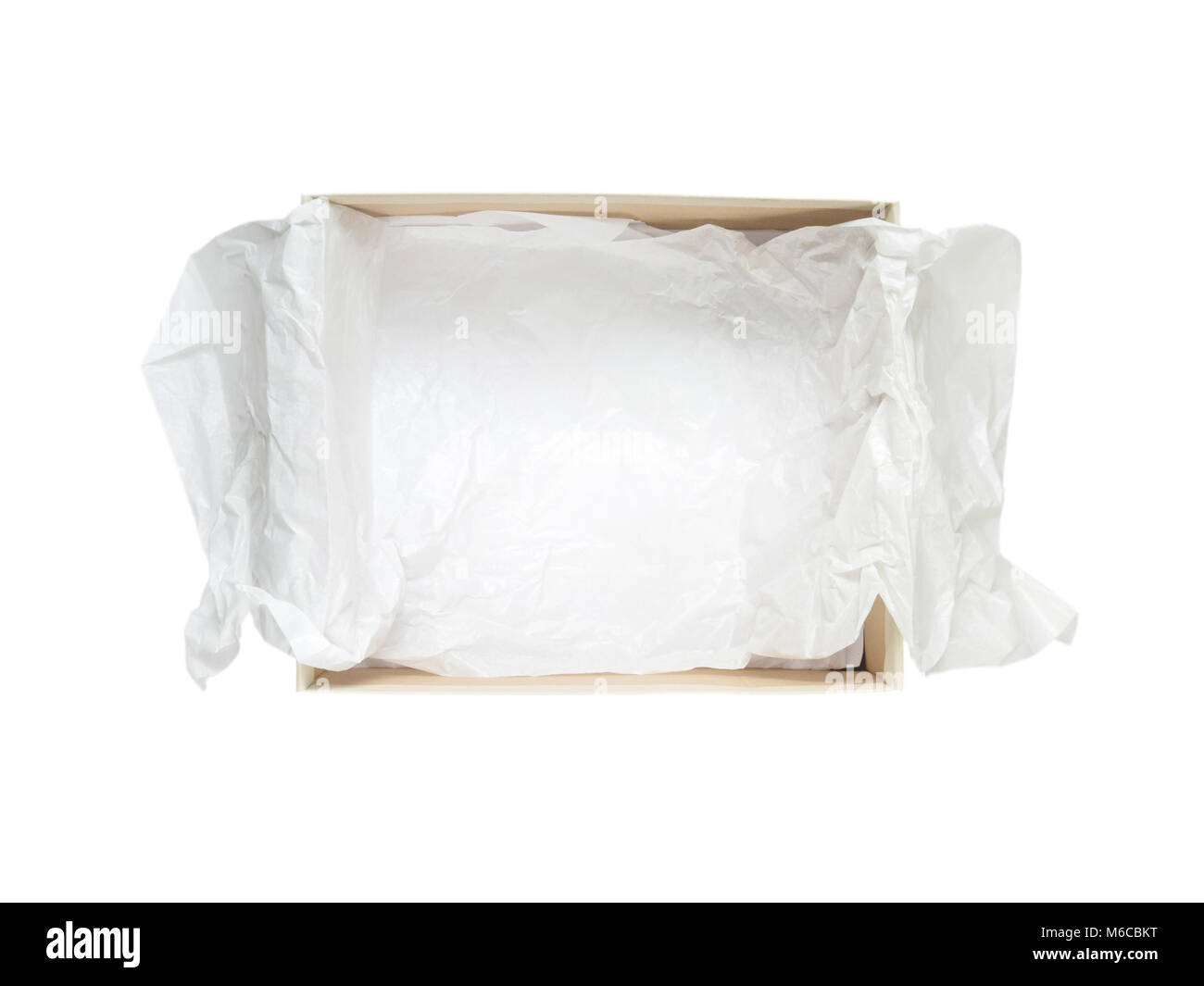Scarpe aperte il confezionamento di una scatola di cartone con crumpled carta di avvolgimento vista dall'alto isolato su bianco Foto Stock