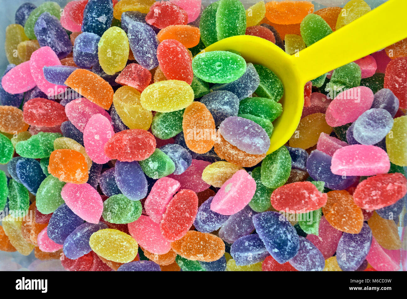 Nizza gelatina di dolci caramelle in tre colori che sono esposti per essere  venduti Foto stock - Alamy