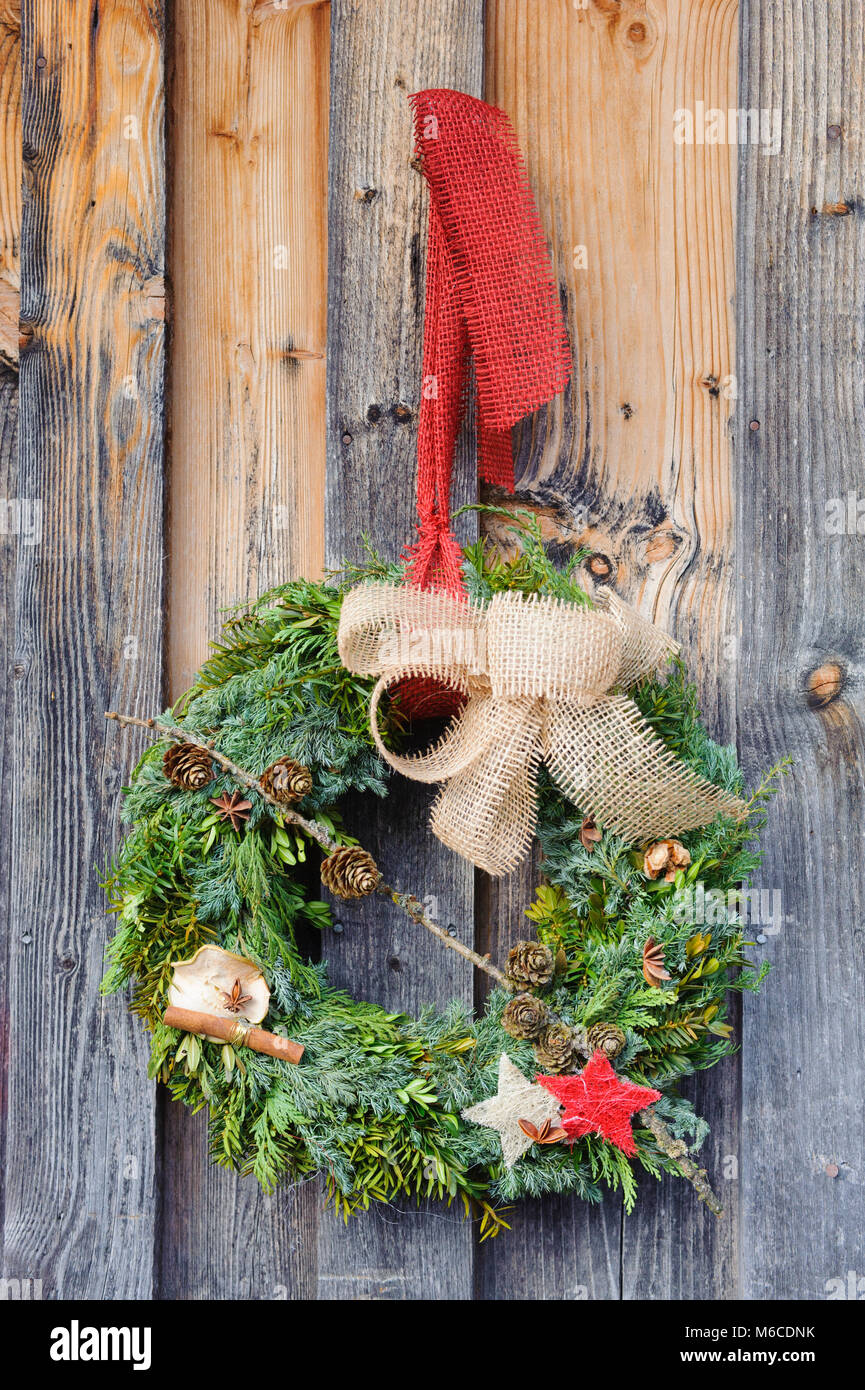 Suggestivo mercatino di natale in Baviera con decorazione a capanne di legno Foto Stock