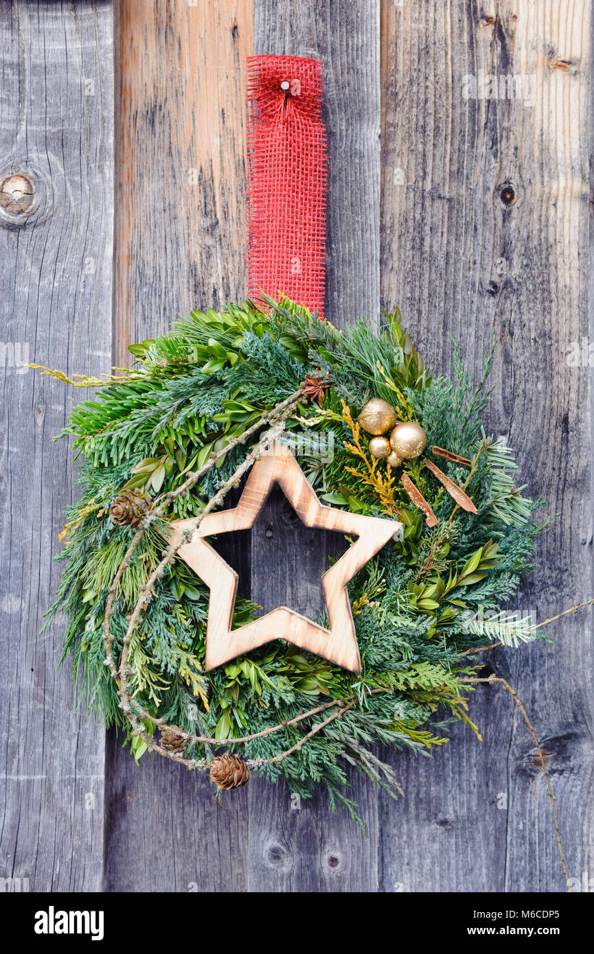 Suggestivo mercatino di natale in Baviera con decorazione a capanne di legno Foto Stock