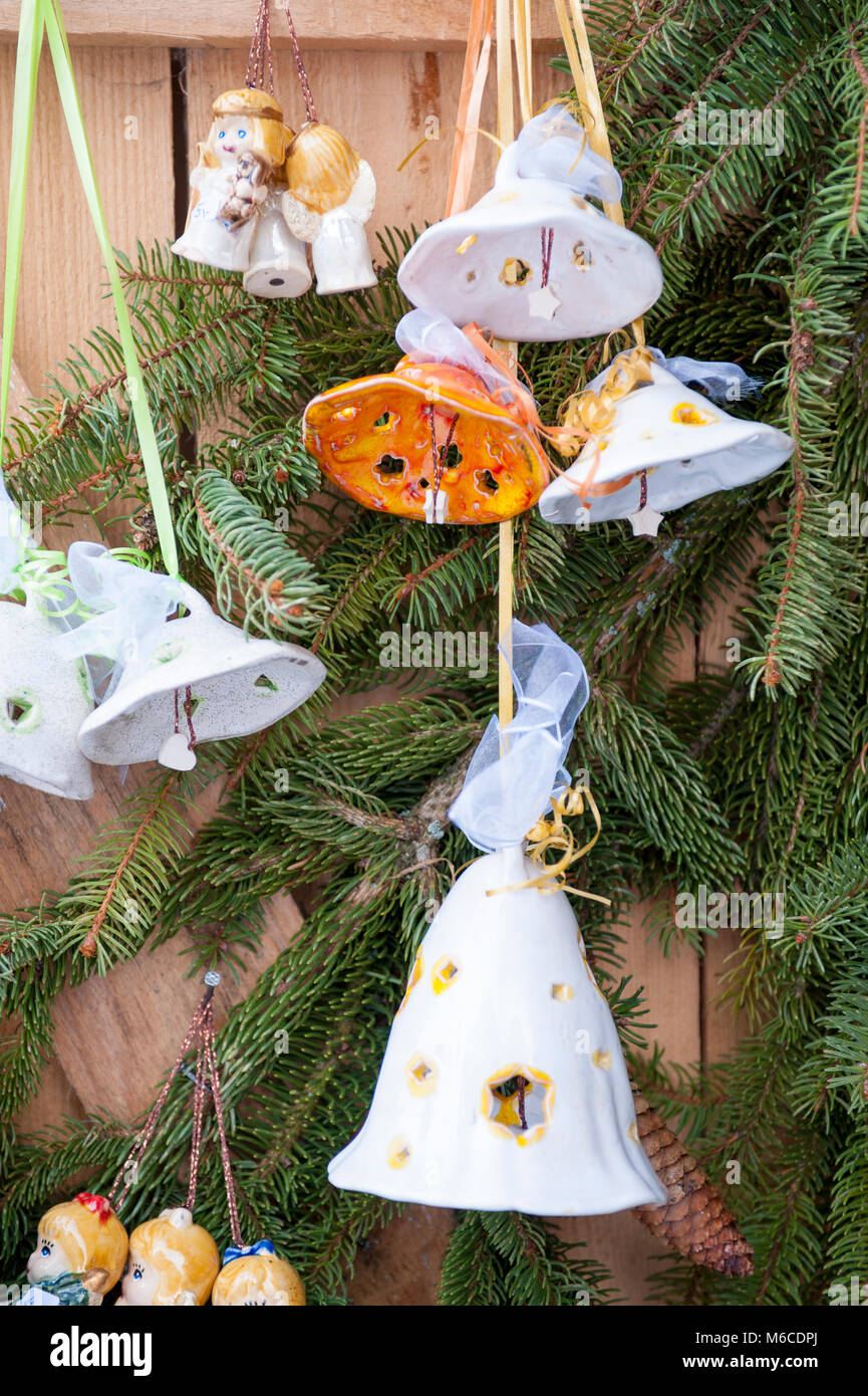 Suggestivo mercatino di natale in Baviera con decorazione a capanne di legno Foto Stock