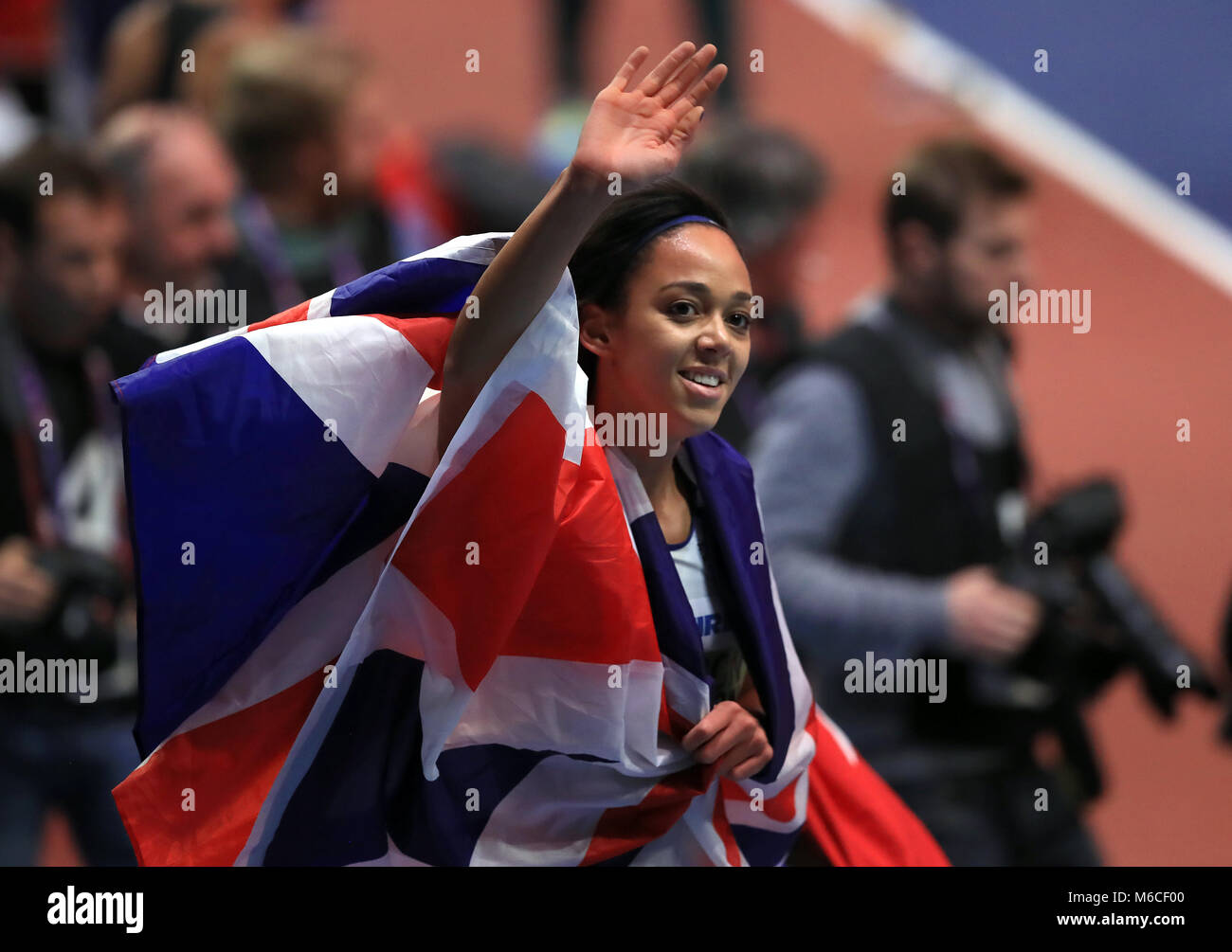 Gran Bretagna Katarina Johnson-Thompson celebra vincendo le donne del pentathlon 800m e oro in generale femminile evento Pentathlon durante il giorno due del 2018 IAAF Indoor campionati mondiali all'Arena di Birmingham. Foto Stock