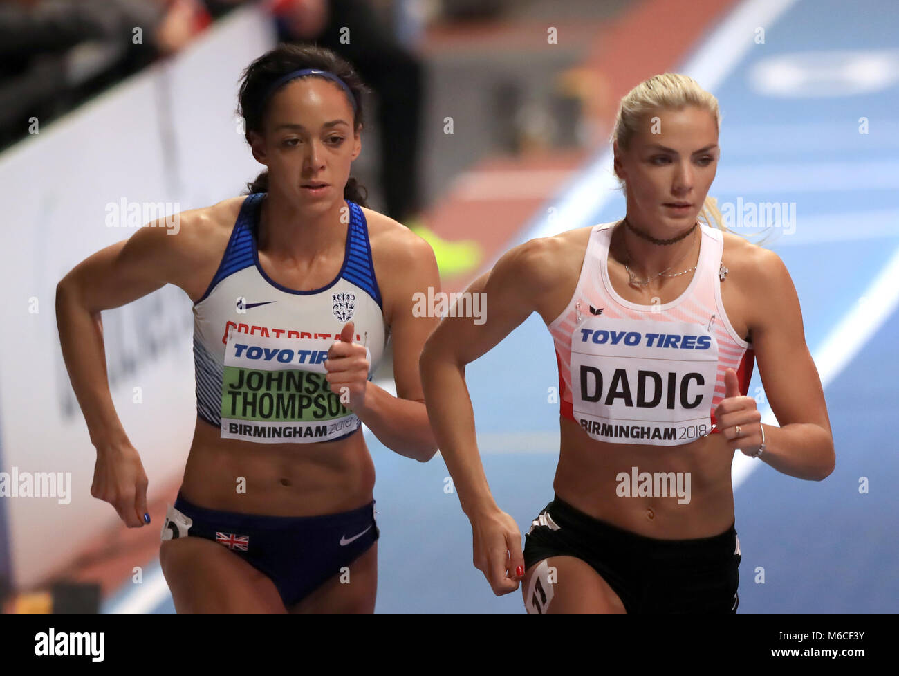 Gran Bretagna Katarina Johnson-Thompson (sinistra) sul suo modo di vincere le donne del pentathlon 800m e oro in generale femminile evento Pentathlon con dell'Austria Ivona Dadic nel terzo durante il giorno due del 2018 IAAF Indoor campionati mondiali all'Arena di Birmingham. Foto Stock