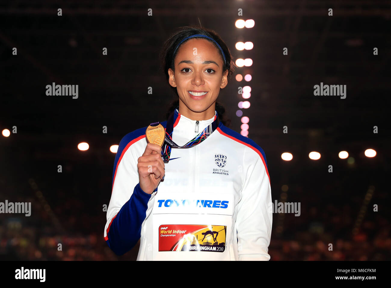 Gran Bretagna Katarina Johnson-Thompson appassire la sua medaglia d oro dopo la vittoria delle donne Pentathlon evento durante il giorno due del 2018 IAAF Indoor campionati mondiali all'Arena di Birmingham. Foto Stock