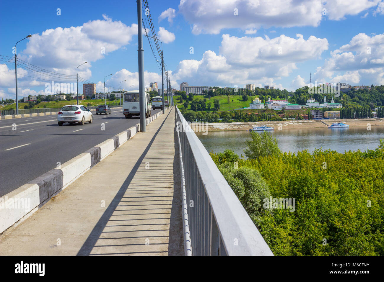 Nizhny Novgorod, Russia- Agosto 12, 2015: Kanavinsky ponte sul fiume Oka è per auto e pedoni. Esso è il più antico ponte nella città di Nizhny N Foto Stock