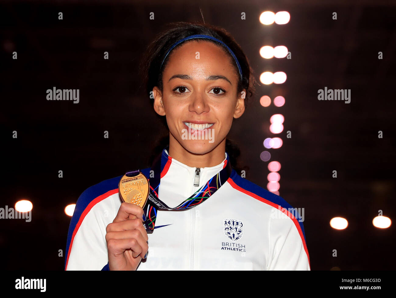Gran Bretagna Katarina Johnson-Thompson con la sua medaglia d oro dopo la vittoria delle donne Pentathlon evento durante il giorno due del 2018 IAAF Indoor campionati mondiali all'Arena di Birmingham. Foto Stock