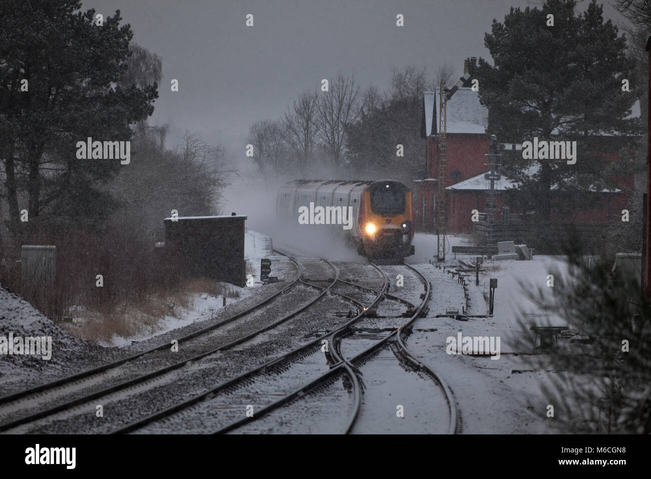 Una vergine voyager treno passa Thornhill (nord di Dumfries) con un Glasgow Central - Carlisle treno, deviato a causa di un danneggiamento del ponte. Foto Stock